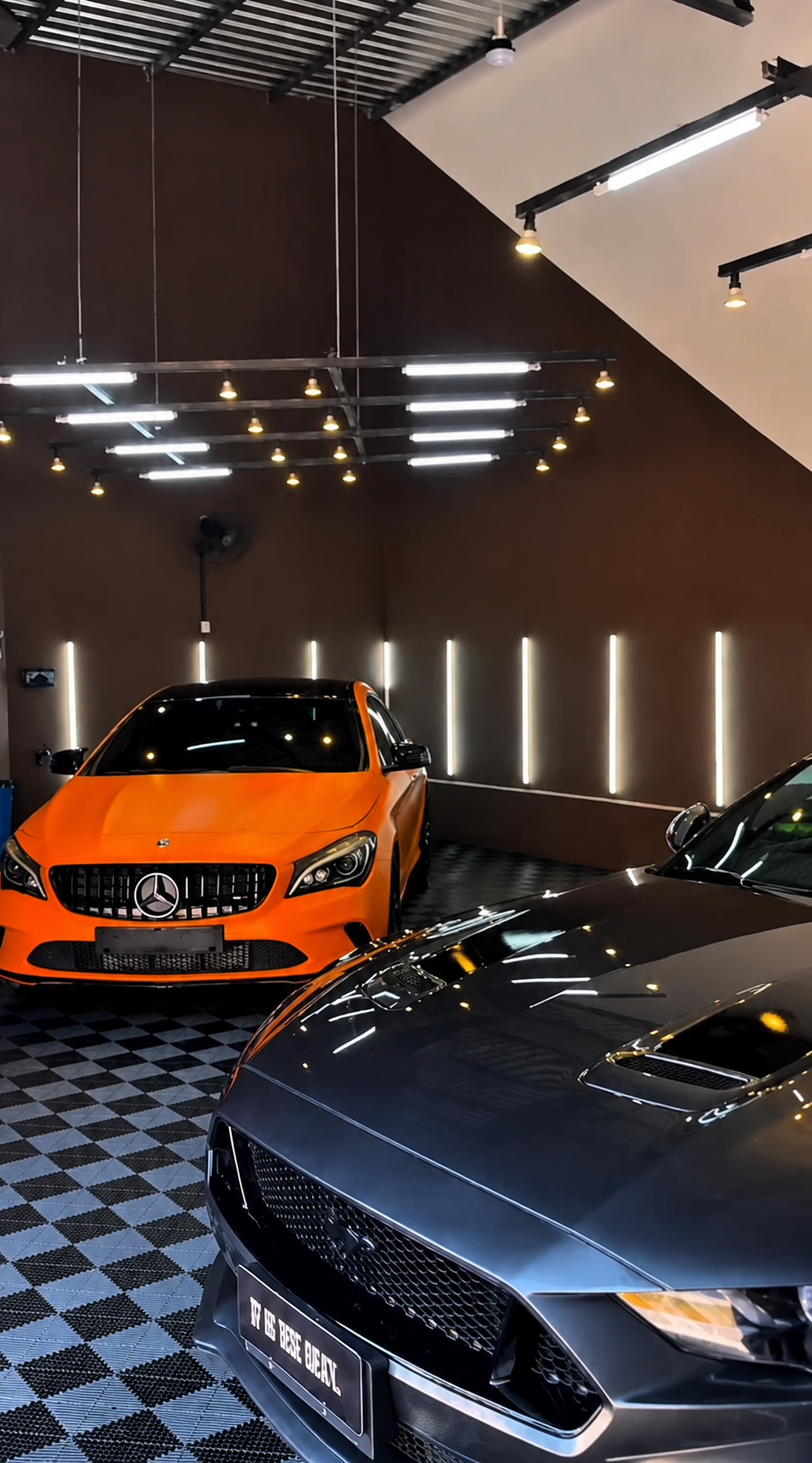 Garagem profissional THE BEST CLEAN com veículos detalhados